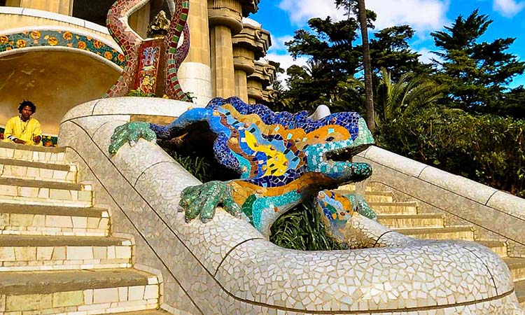 Đài phun nước chính tại Parc Guell