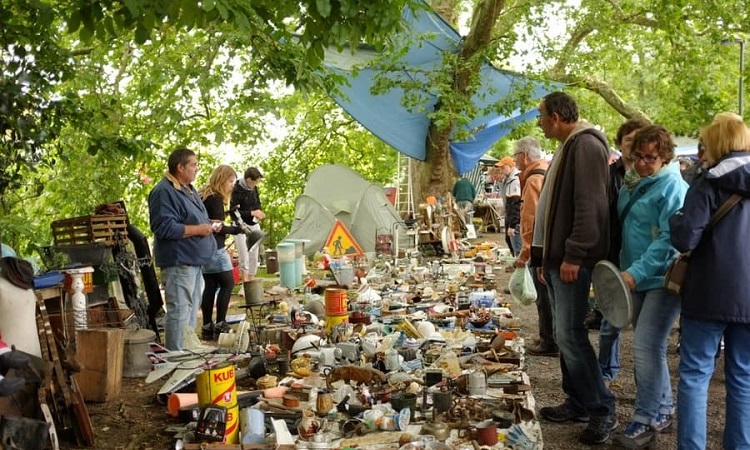 Các mặt hàng tại chợ phiên rất đa dạng, phong phú