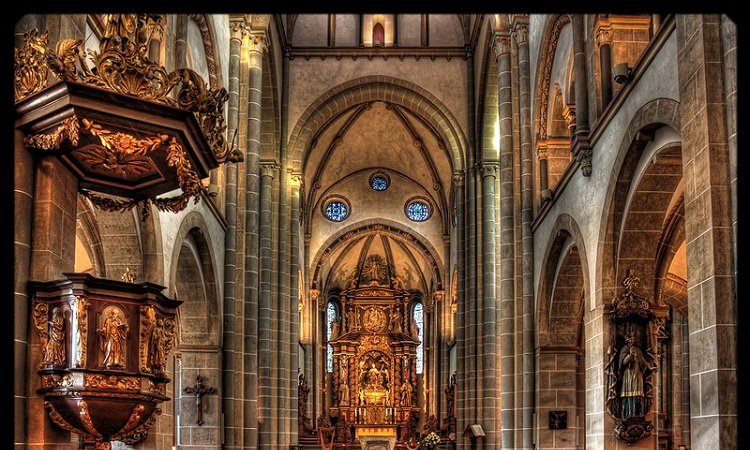 Bàn thờ, tác phẩm của nhà điêu khắc Elmar Hillebrand và học trò của ông Ronald Hughes